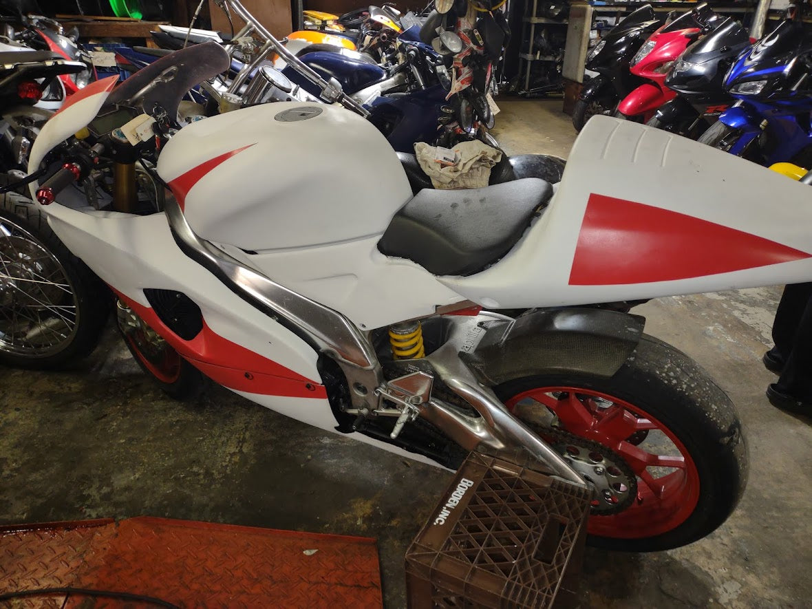 00 Aprilia RSV1000 RSV 1000 Main Frame Chassis - No damage
