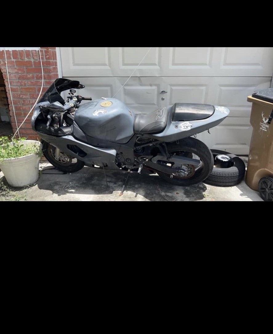 00 - 03 Suzuki GSXR For Parts Motor Gas Tank Fuel Pump Rims Headlight and More
