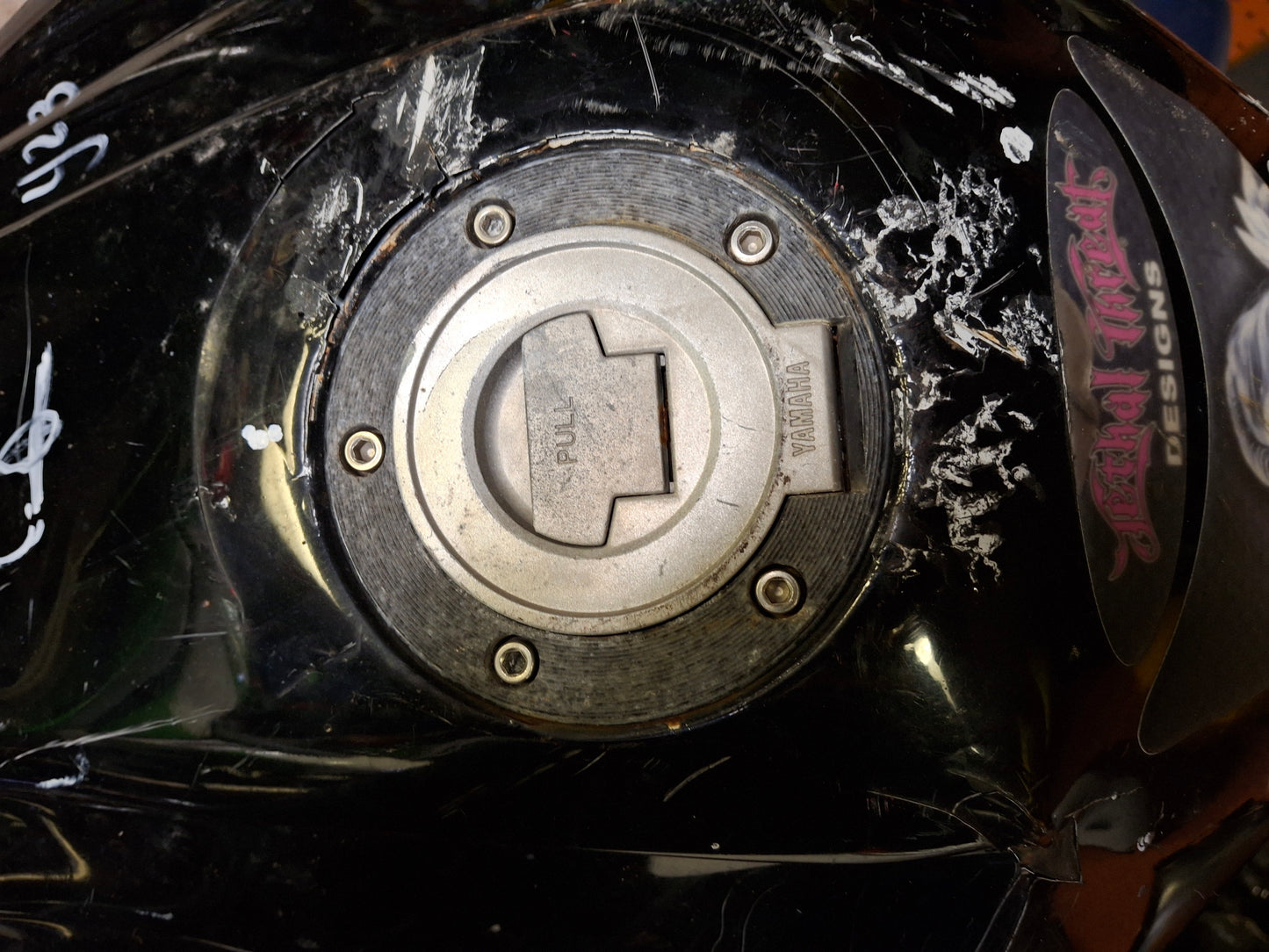 03 - 05 Yamaha R6 06-09 R6S Gas Fuel Petrol Tank - Damaged