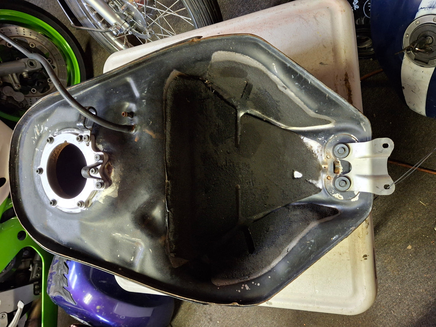 03 - 05 Yamaha R6 06-09 R6S Gas Fuel Petrol Tank - Damaged