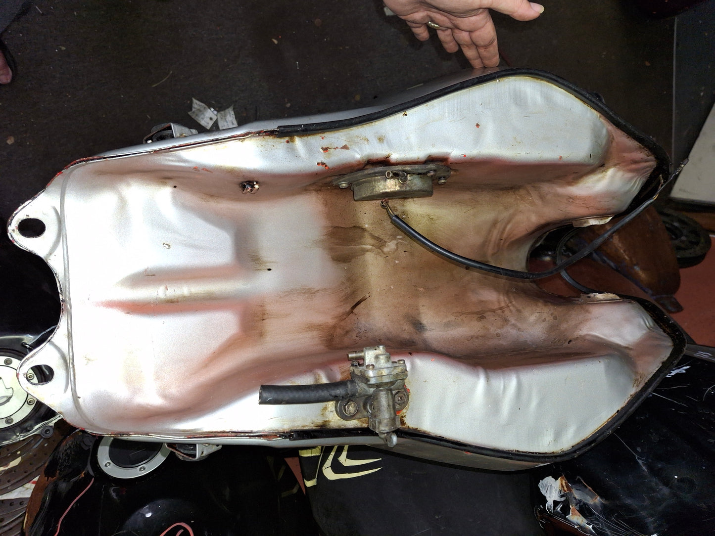86 Suzuki GS650 GS 650 Katana Gas Tank Fuel Petrol Cell