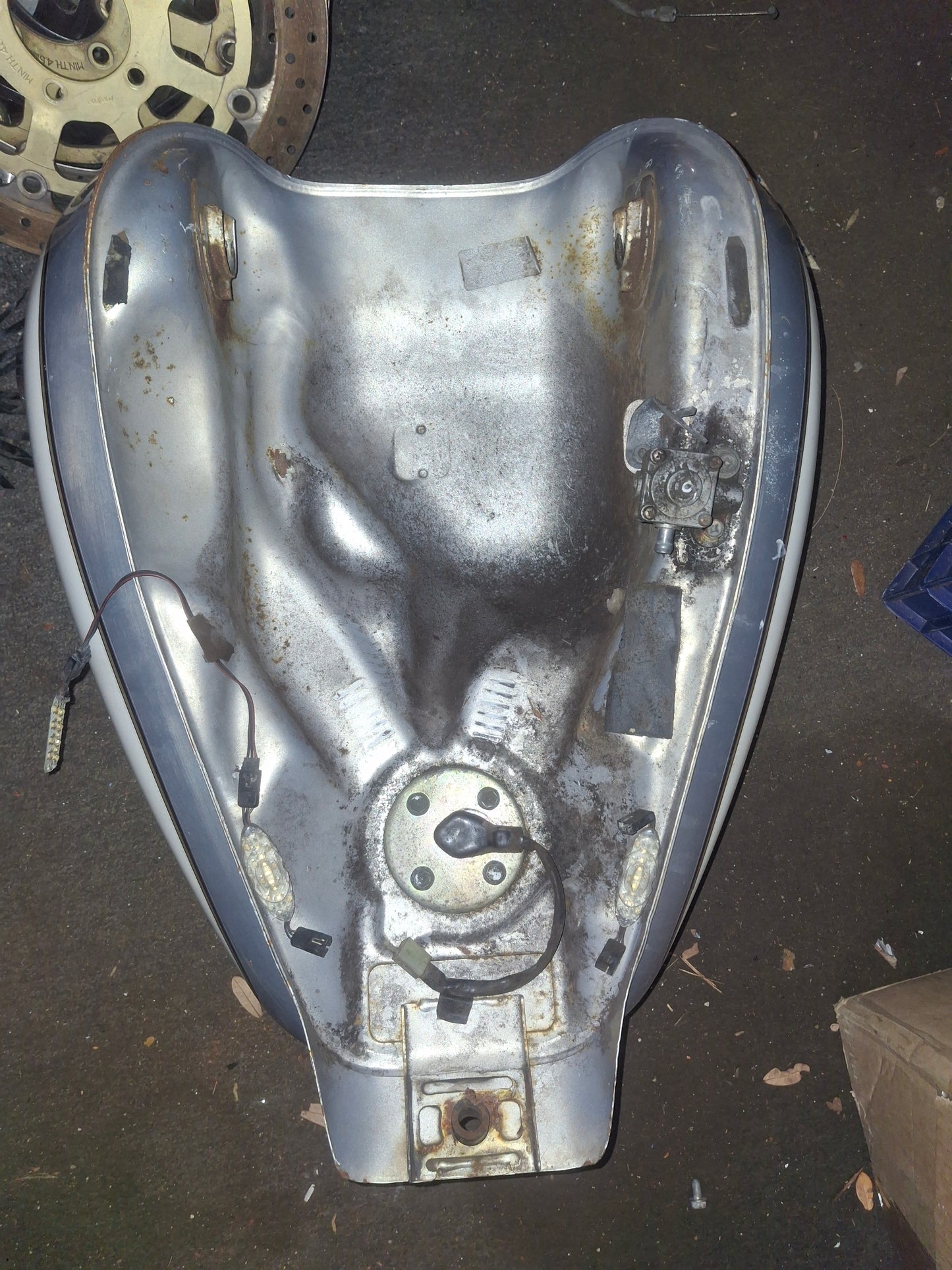01-05 Suzuki Volusia Gas Tank Fuel Petrol Cell VL800 Intruder 800 VL