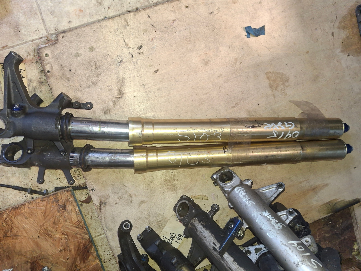 04 05 Suzuki GSXR 600 750 Front Forks Shocks Suspension S3561 - For parts BENT