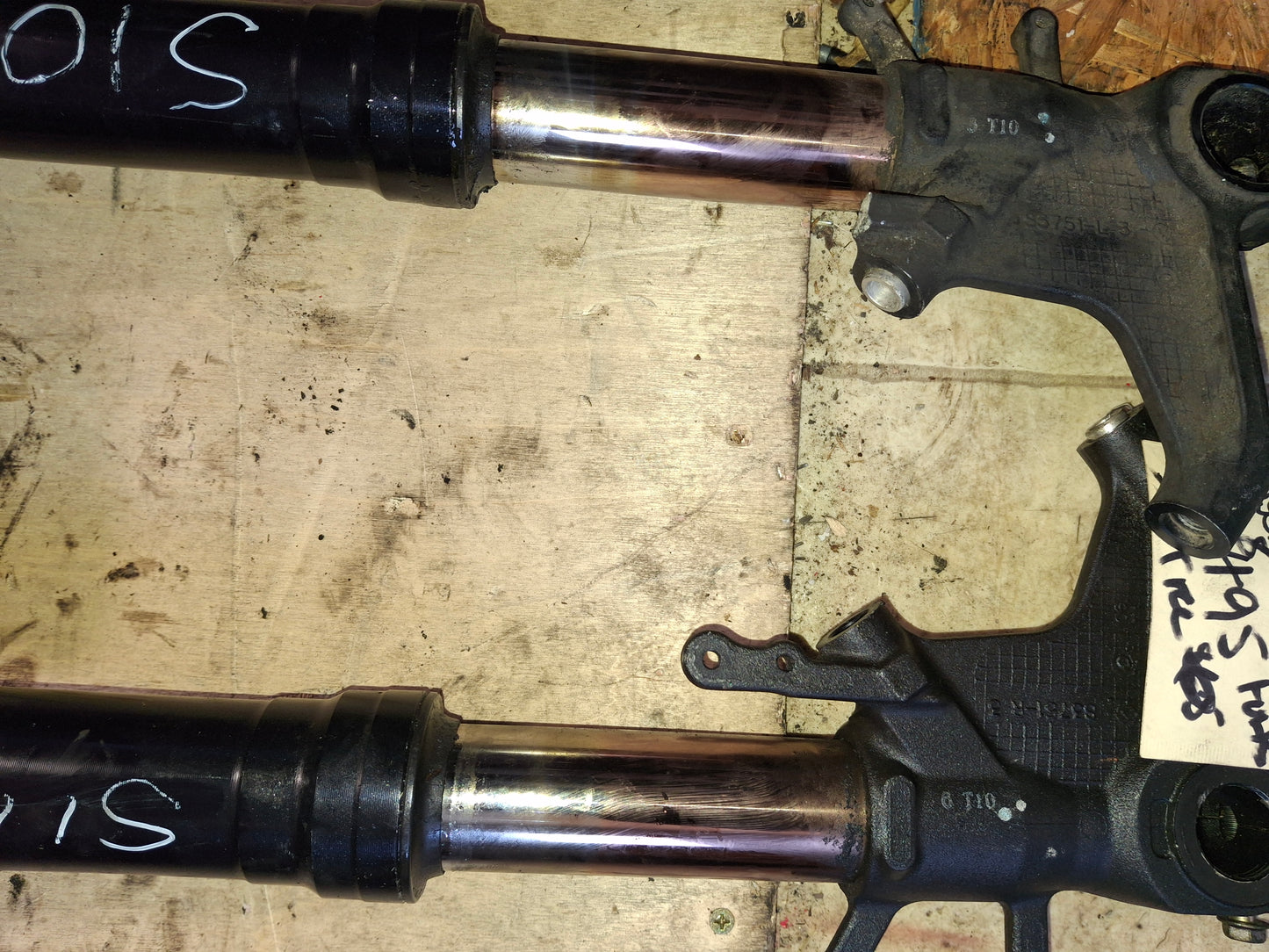 06 07 Suzuki GSXR 750 Front Forks Suspension Shocks Lower Triple Tree GSXR 600