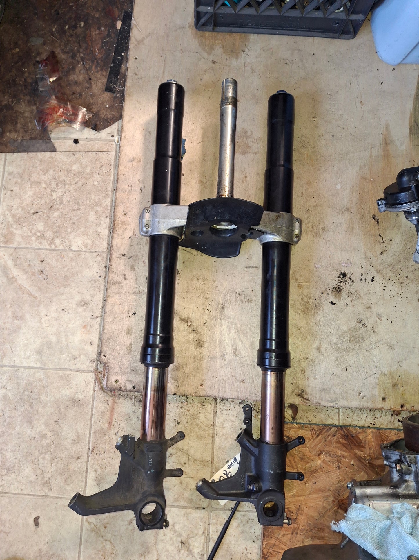 06 07 Suzuki GSXR 750 Front Forks Suspension Shocks Lower Triple Tree GSXR 600
