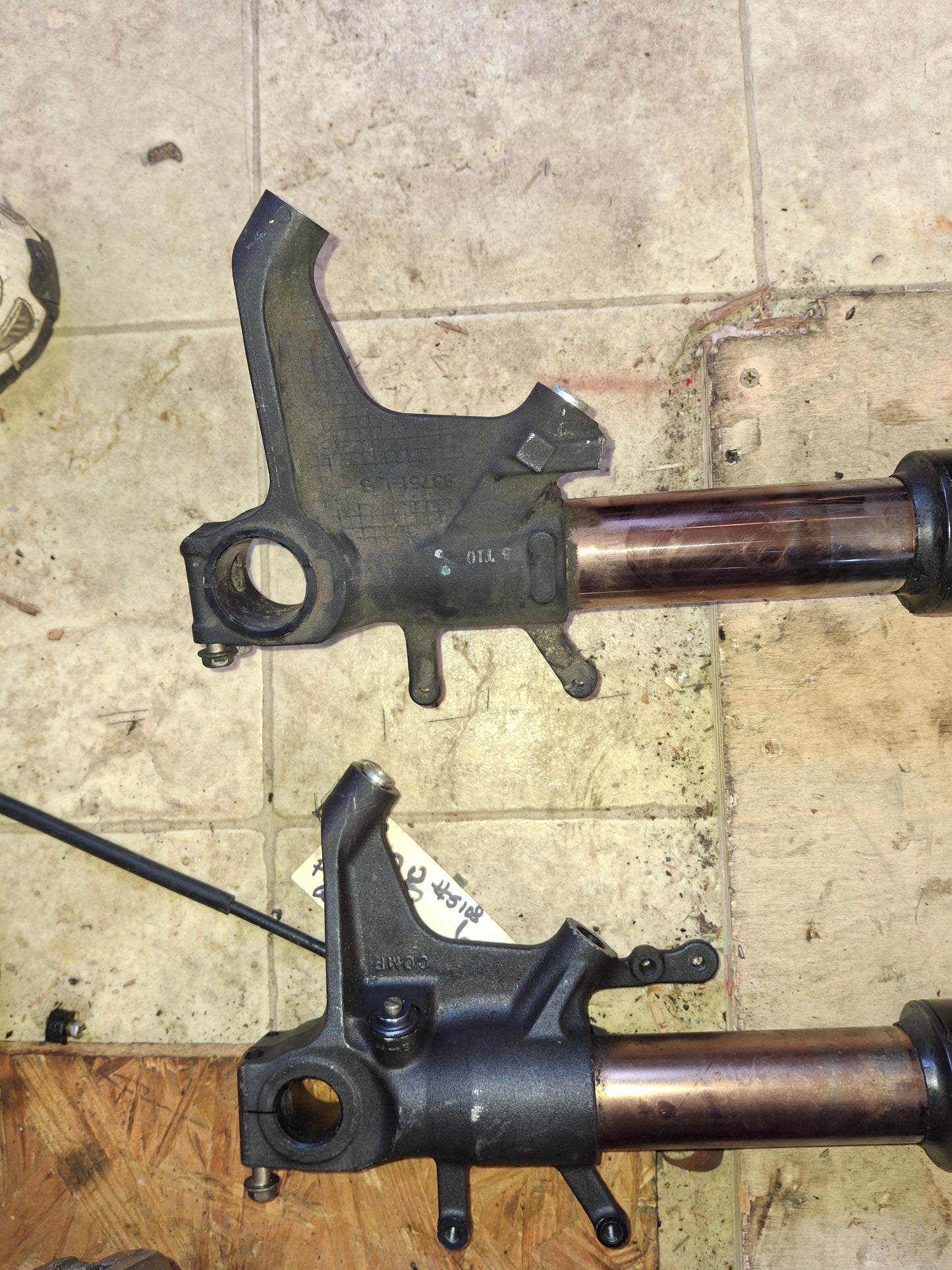 06 07 Suzuki GSXR 750 Front Forks Suspension Shocks Lower Triple Tree GSXR 600