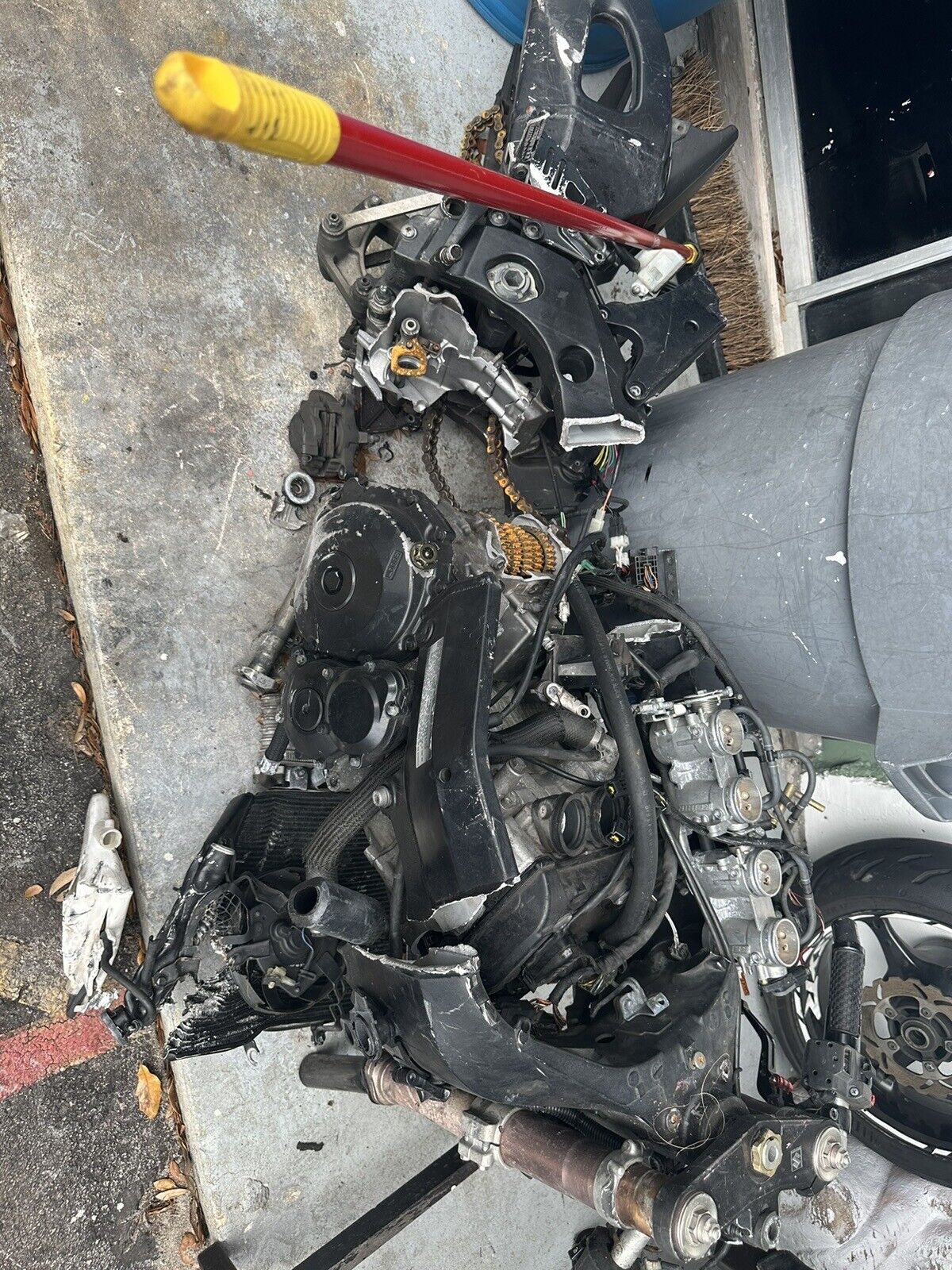 05 06 Suzuki GSXR 1000 GSXR1000 Main Frame Chassis Hurt Needs Welded EZ REG