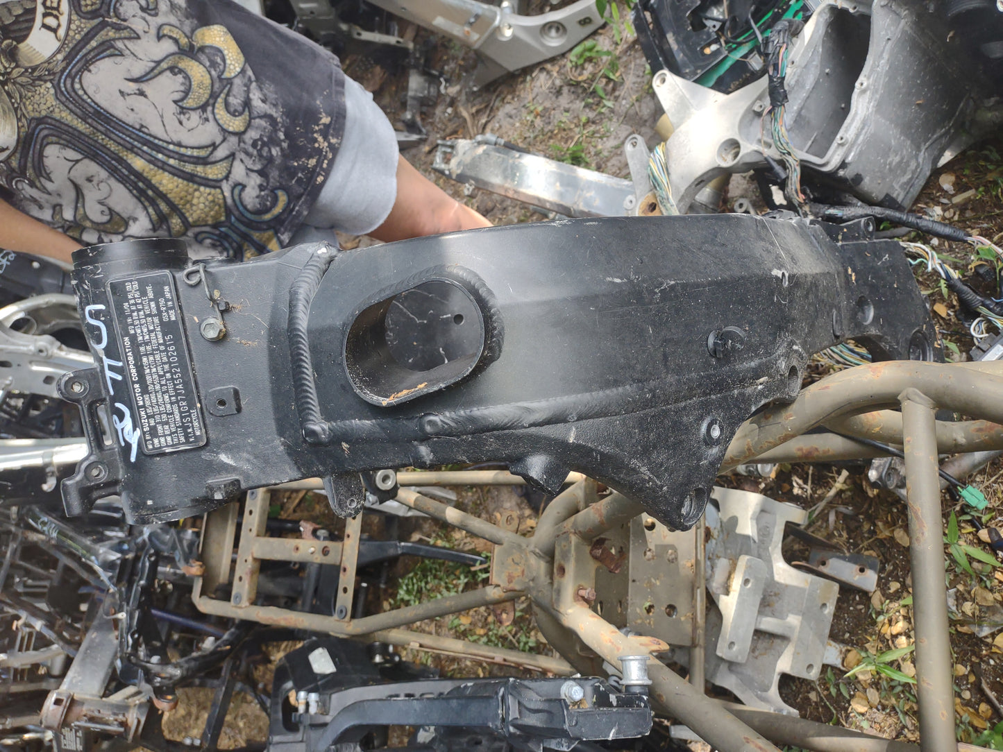05 Suzuki GSXR 750 GSXR750 Main Frame Chassis Salvage Good Track Frame