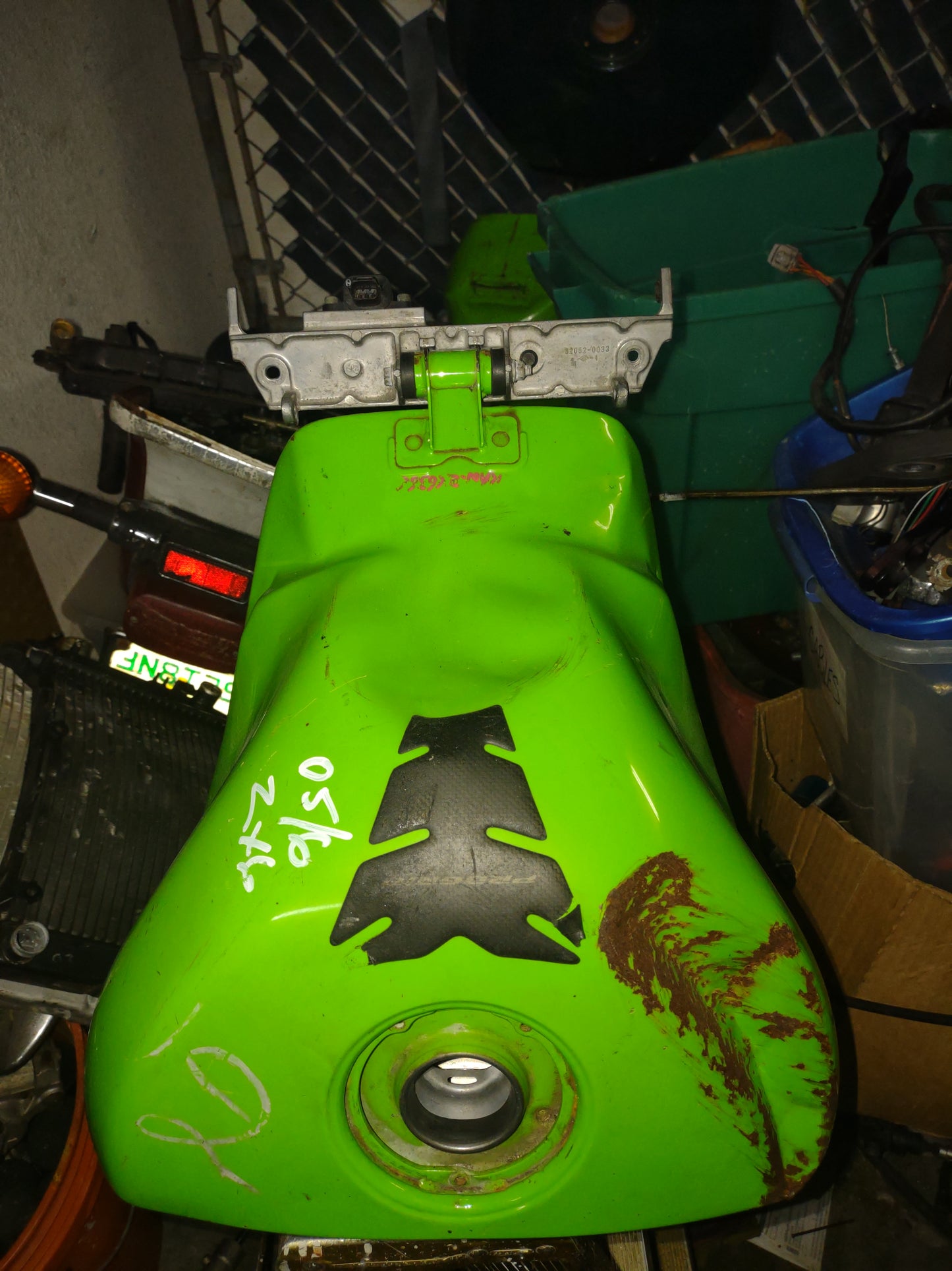 05 06 Kawasaki 636 ZX-6R Gas Fuel Petrol Tank ZX6 ZX-6 Latch sold
