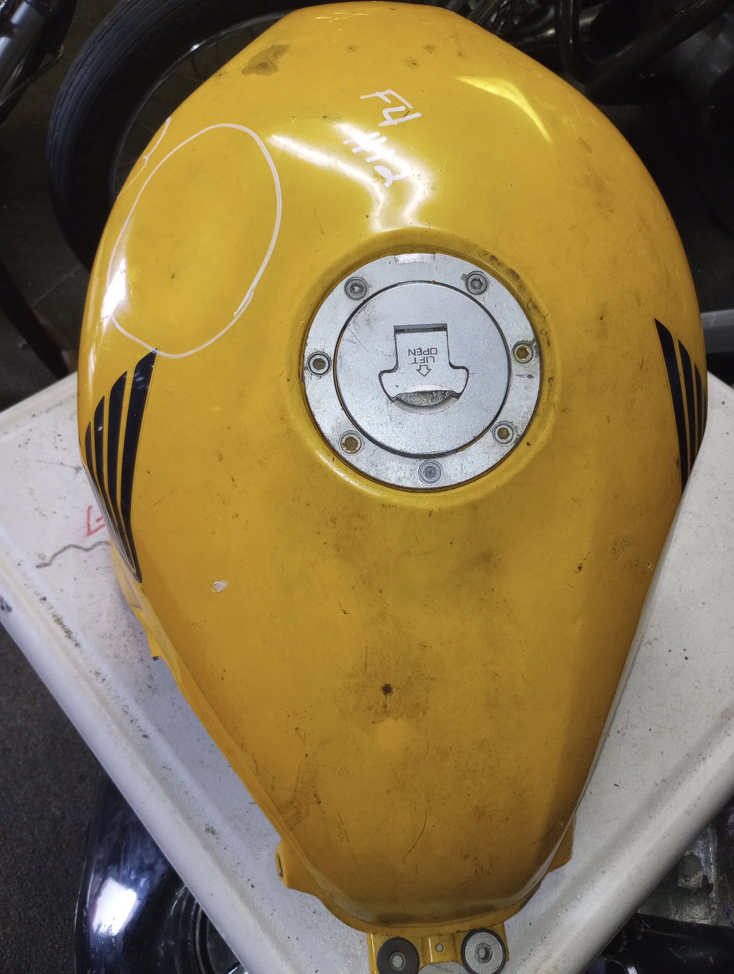 Honda CBR600 F4 CBR 600 Gas Tank Fuel Petrol Cell Reservoir