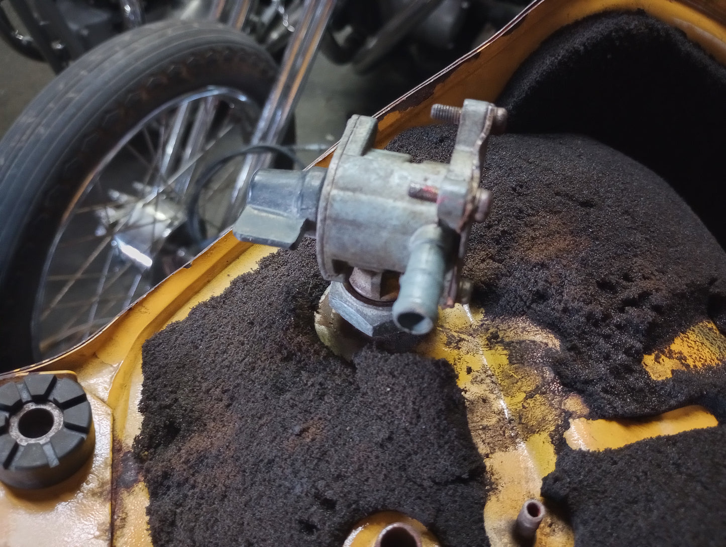 Honda CBR600 F4 CBR 600 Gas Tank Fuel Petrol Cell Reservoir