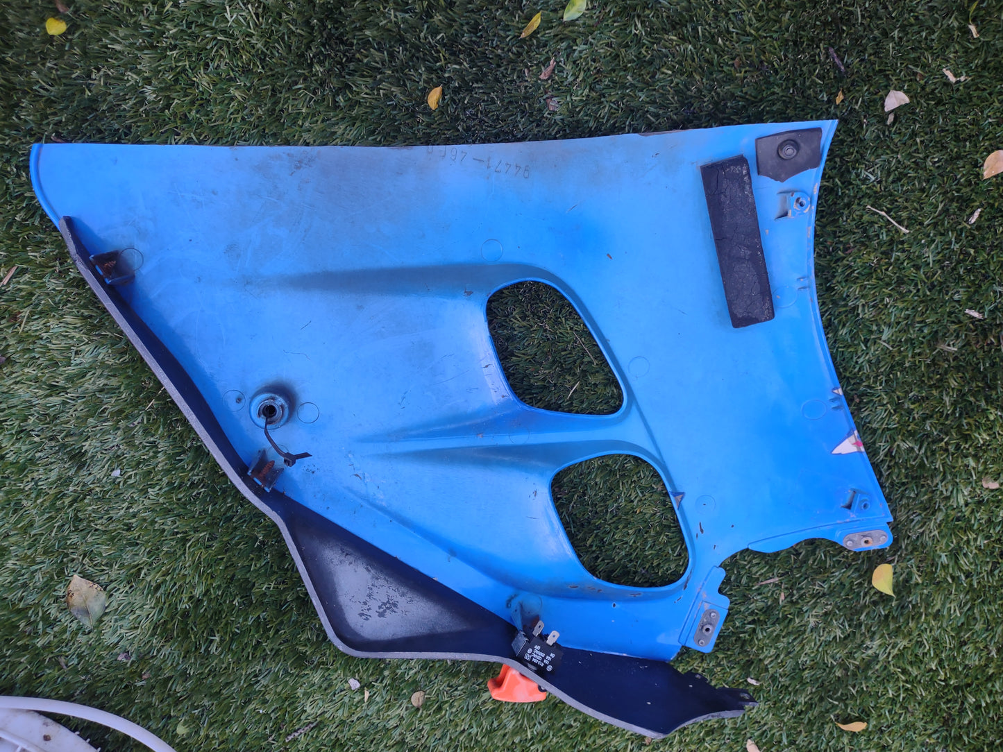 96 GSXR 1100 Right Side Fairing Plastic Cowl Cut In Half GSXR1100