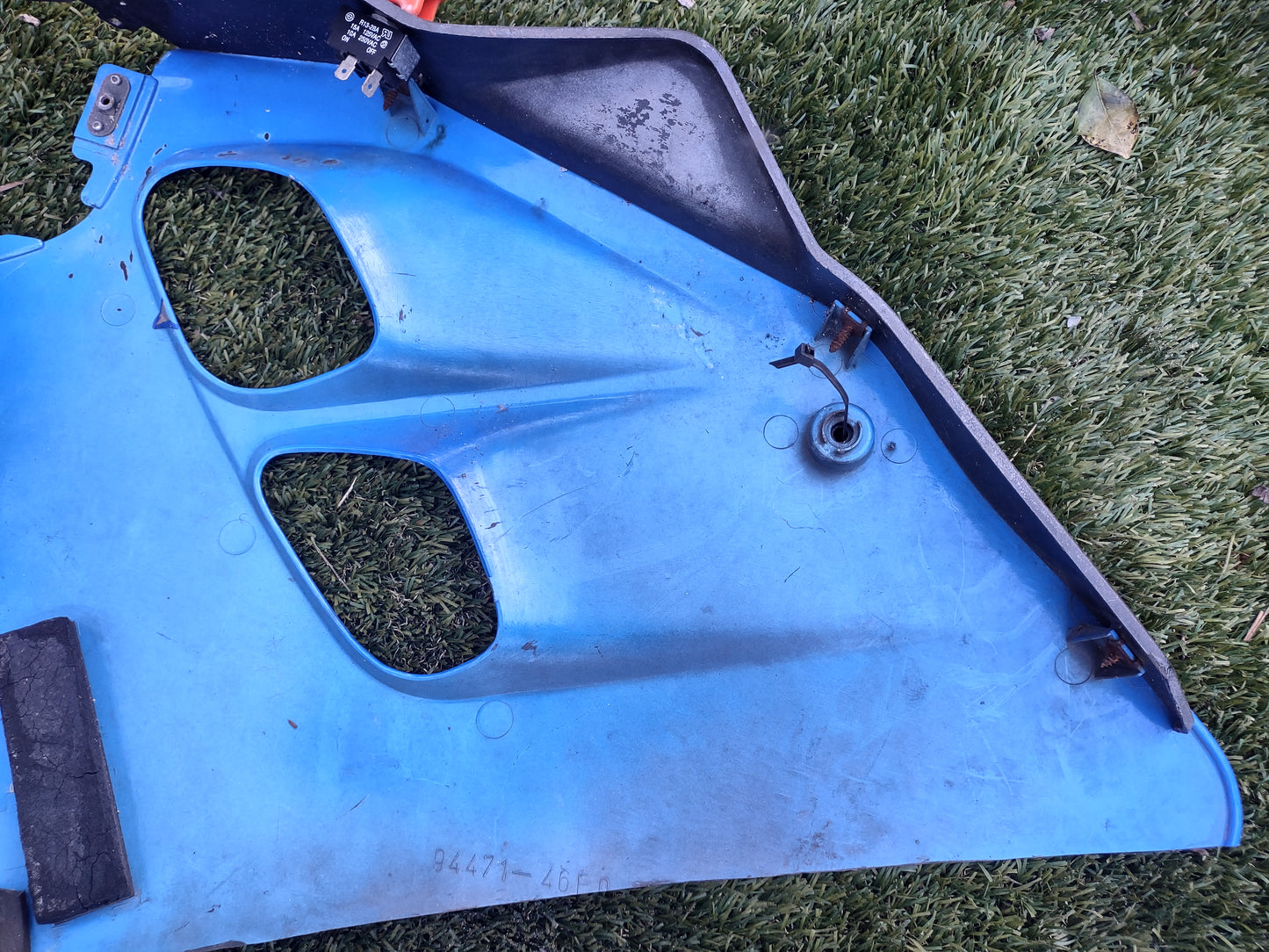 96 GSXR 1100 Right Side Fairing Plastic Cowl Cut In Half GSXR1100