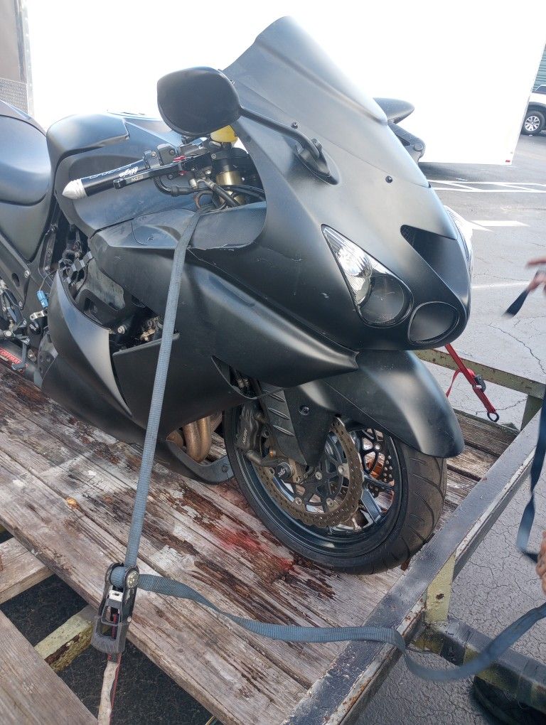 Parting Out 2006 Kawasaki Ninja ZX-14 ZX14 4,000 Miles - Full set Fairings Plastic with Tank