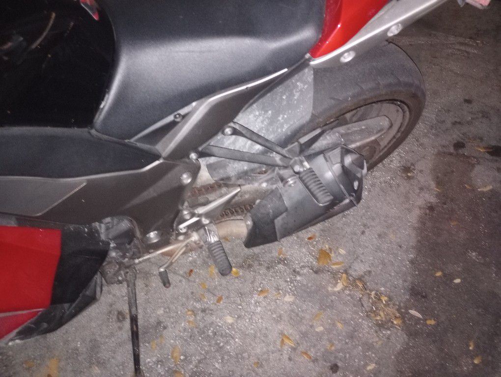 SOLD 2011 Kawasaki Z1000 Cosmetic Damage Strong Engine Chasing Title