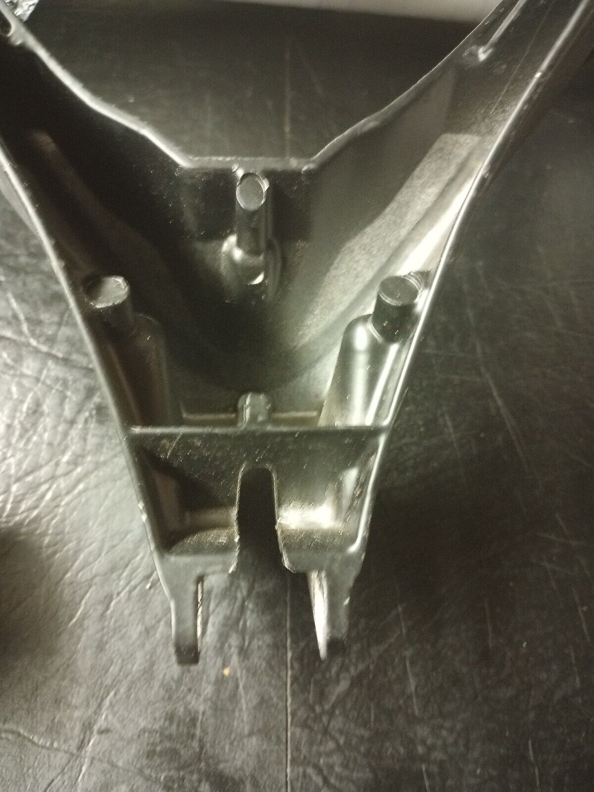 05 06 Suzuki GSXR1000 GSXR 1000 Upper Fairing Headlight Bracket Stay Mount OEM