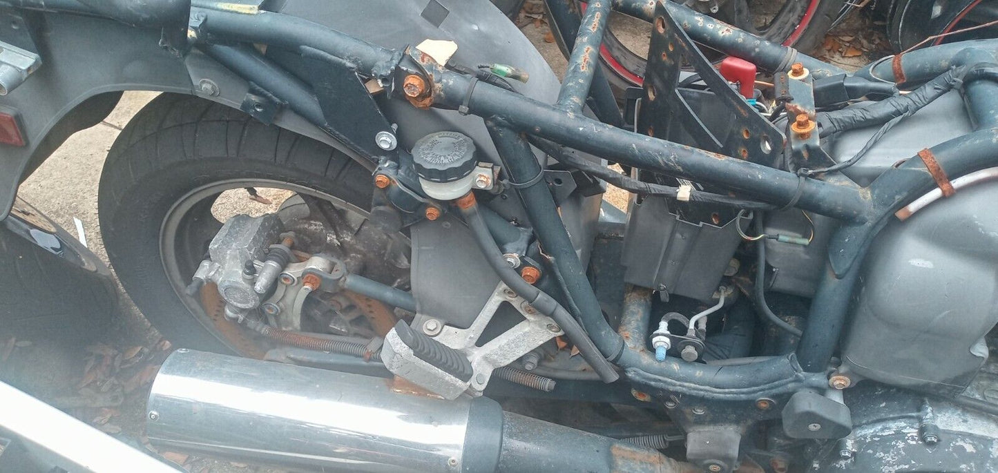 1999 Kawasaki Concours carburetors sitting outside but complete considered parts ZG1000 ZG 1000