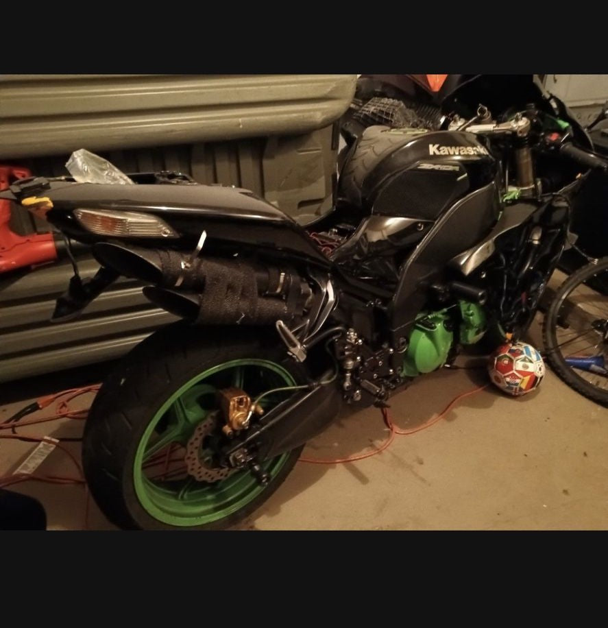 2006 Kawasaki ZX-10R ZX10 Some Damage , Needs some work, Title in hand ZX-10