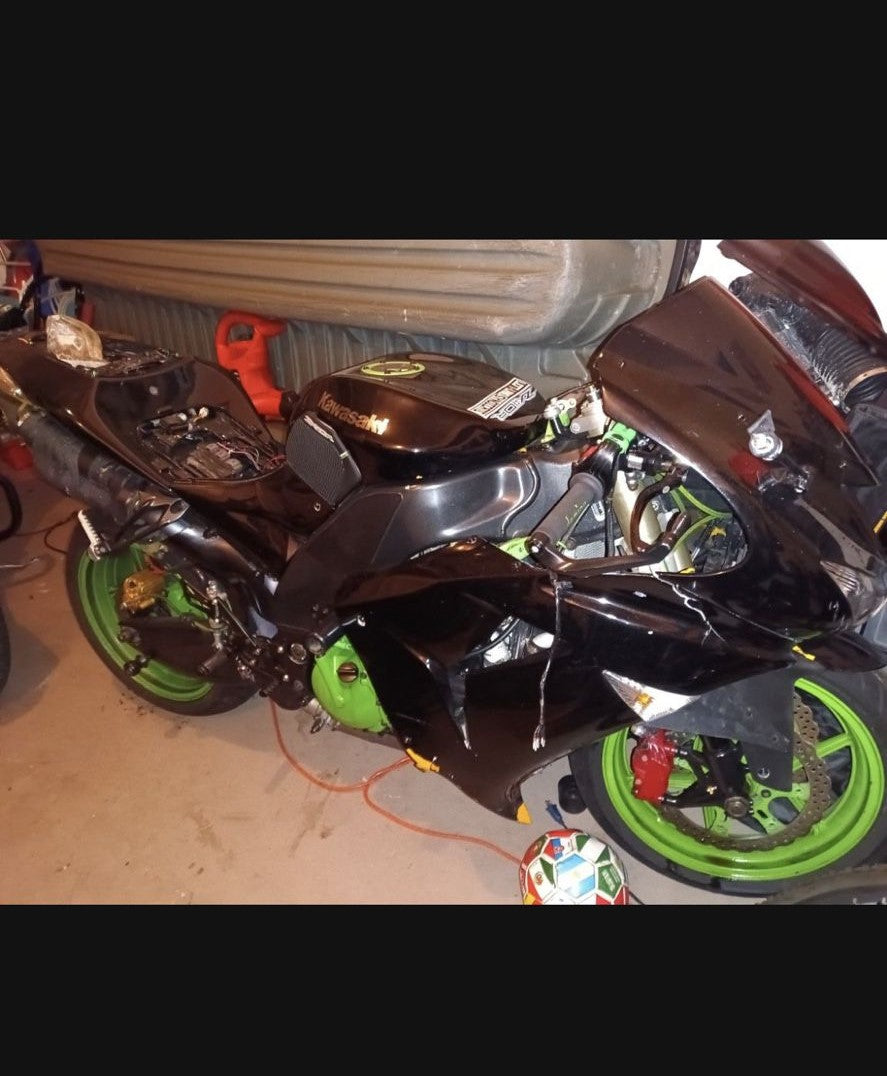 2006 Kawasaki ZX-10R ZX10 Some Damage , Needs some work, Title in hand ZX-10