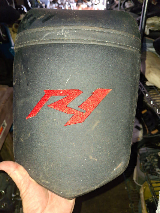 04-06 Yamaha R1 Rear Seat Passenger Pad OEM Y5VY