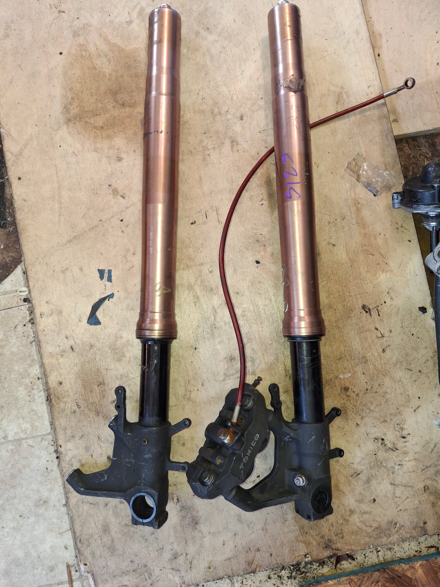 05 06 Suzuki GSXR 1000 Forks Front End Suspension For K5 K6 GSXR1000 1 Caliper