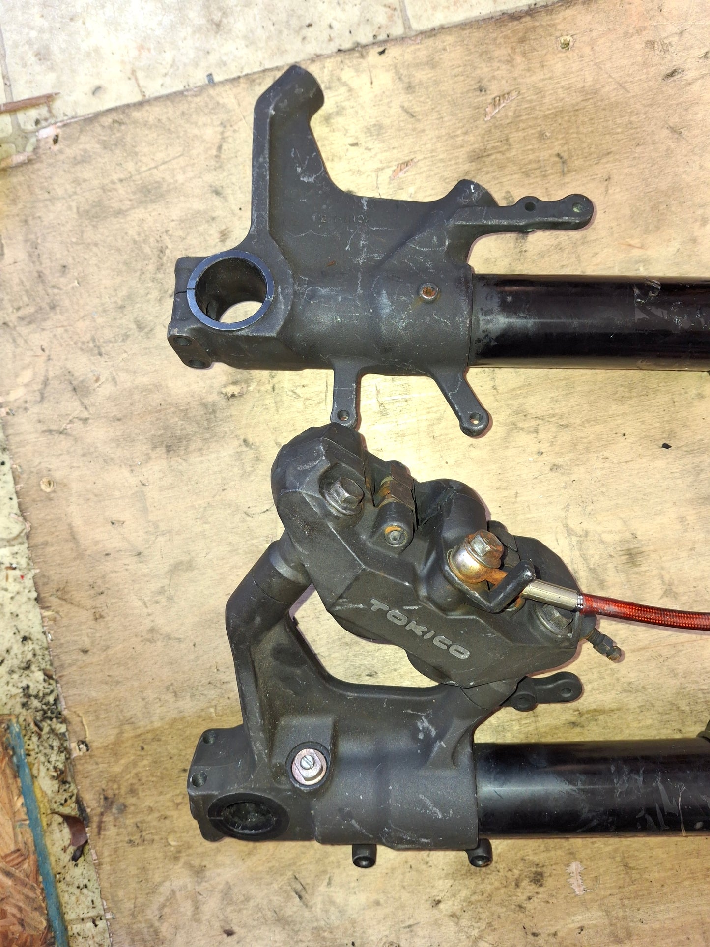 05 06 Suzuki GSXR 1000 Forks Front End Suspension For K5 K6 GSXR1000 1 Caliper