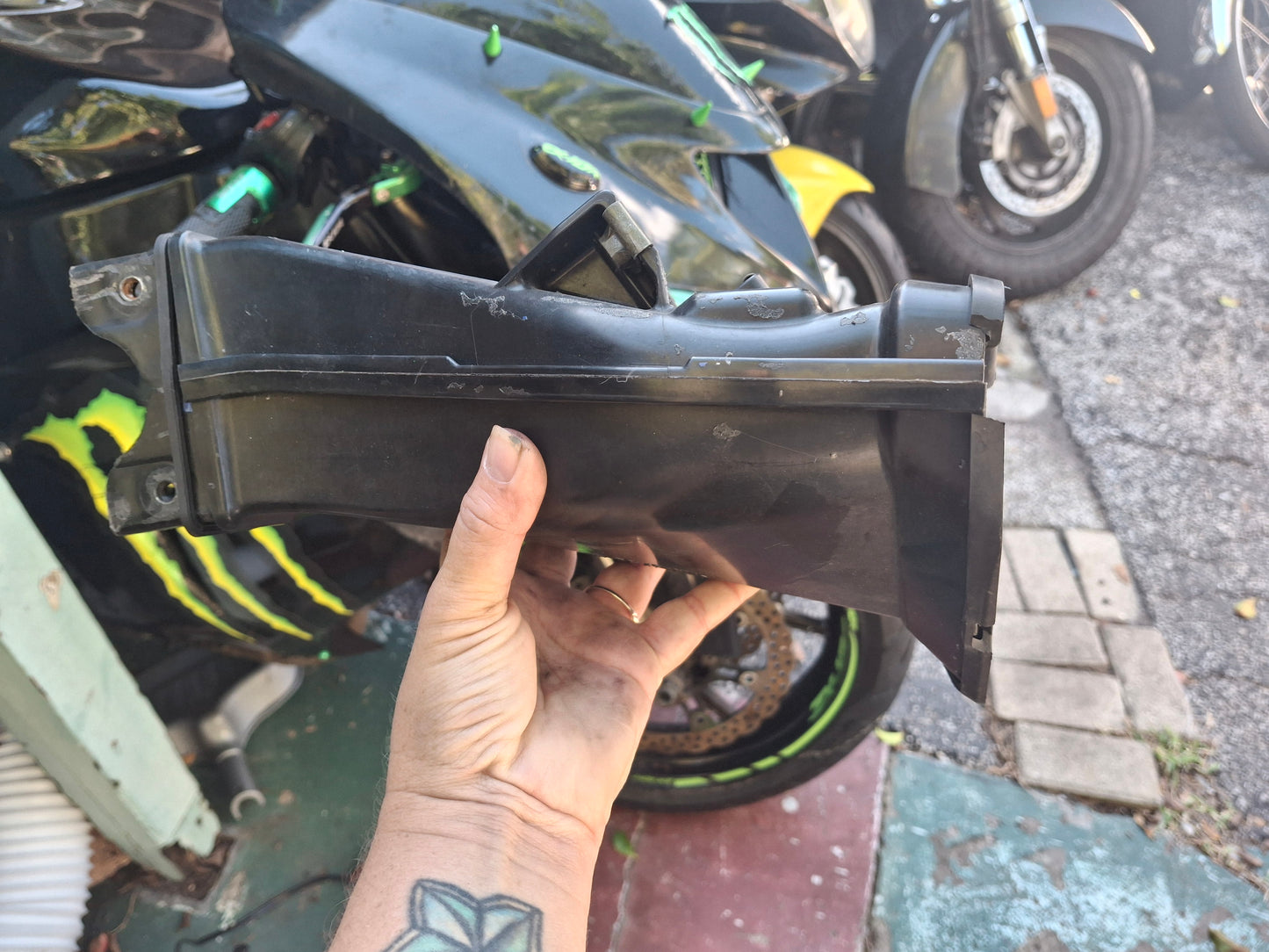 2006 Kawasaki ZX-10 Ram Air Duct Front Air Scoop Center Duct ZX10