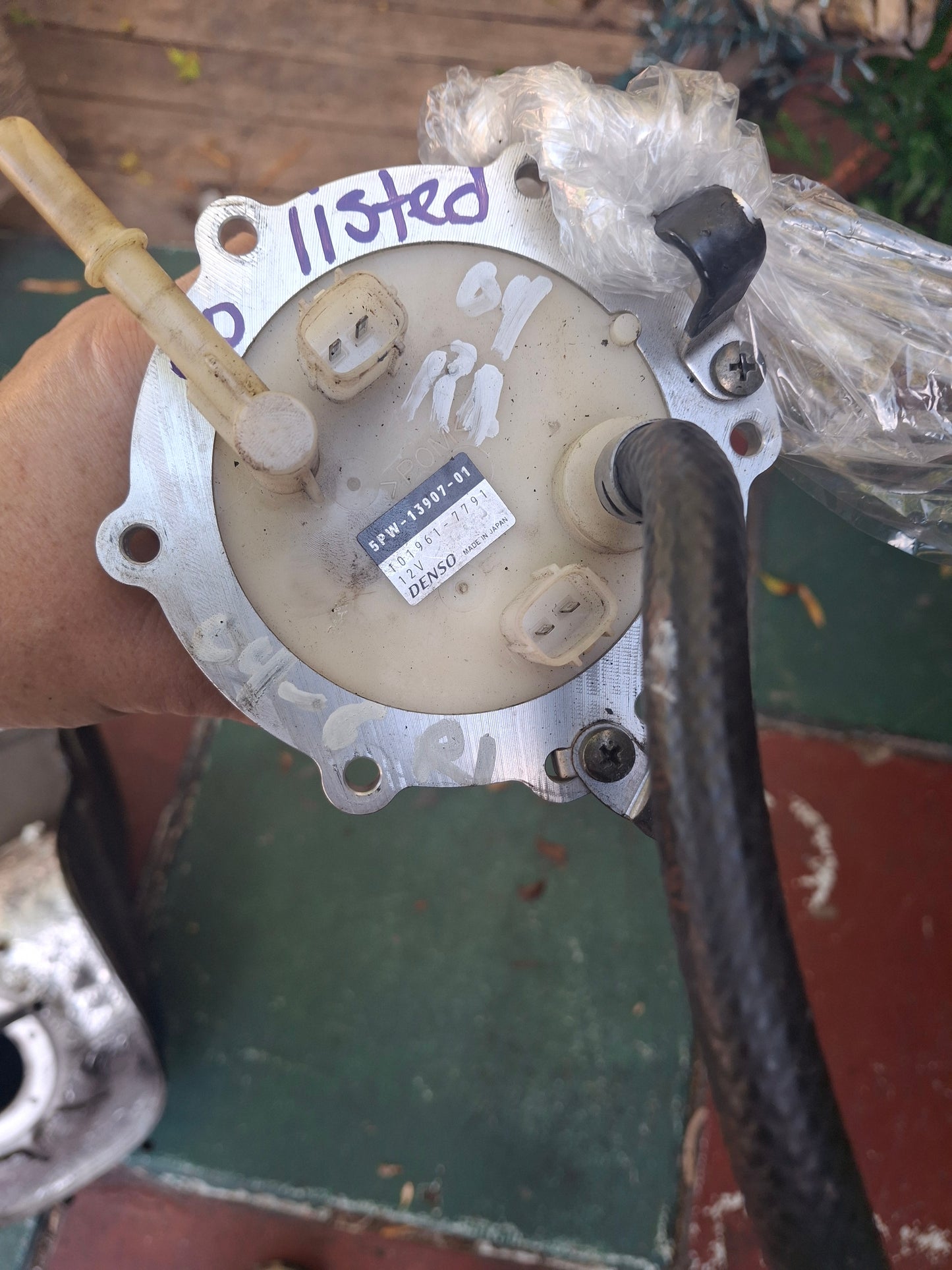 04-06 Yamaha R1 Fuel Pump with Metal Ring and Bolts YZF1000 05 5PW-13907-01