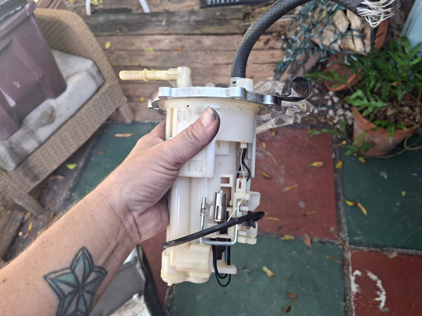 04-06 Yamaha R1 Fuel Pump with Metal Ring and Bolts YZF1000 05 5PW-13907-01