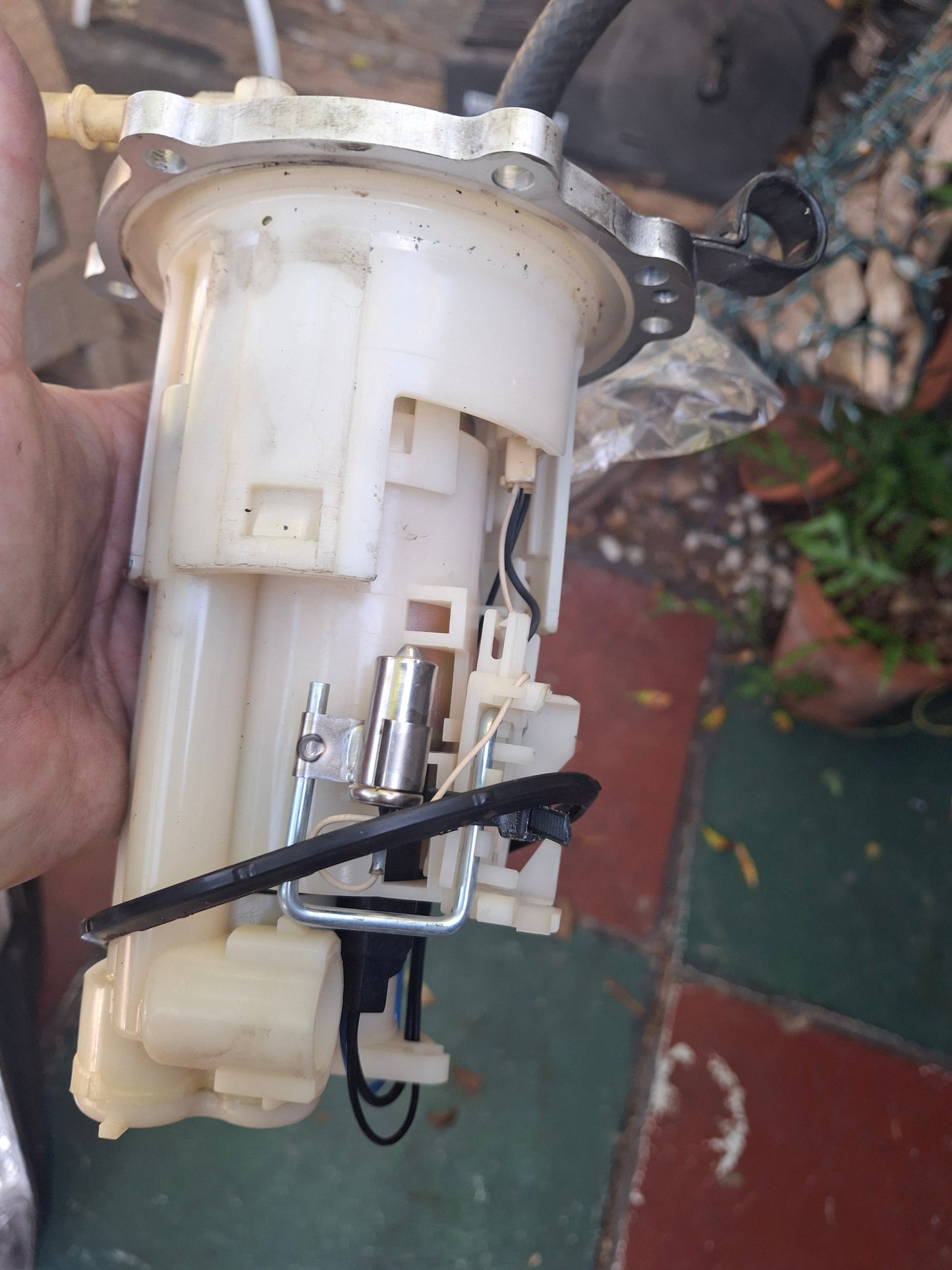 04-06 Yamaha R1 Fuel Pump with Metal Ring and Bolts YZF1000 05 5PW-13907-01