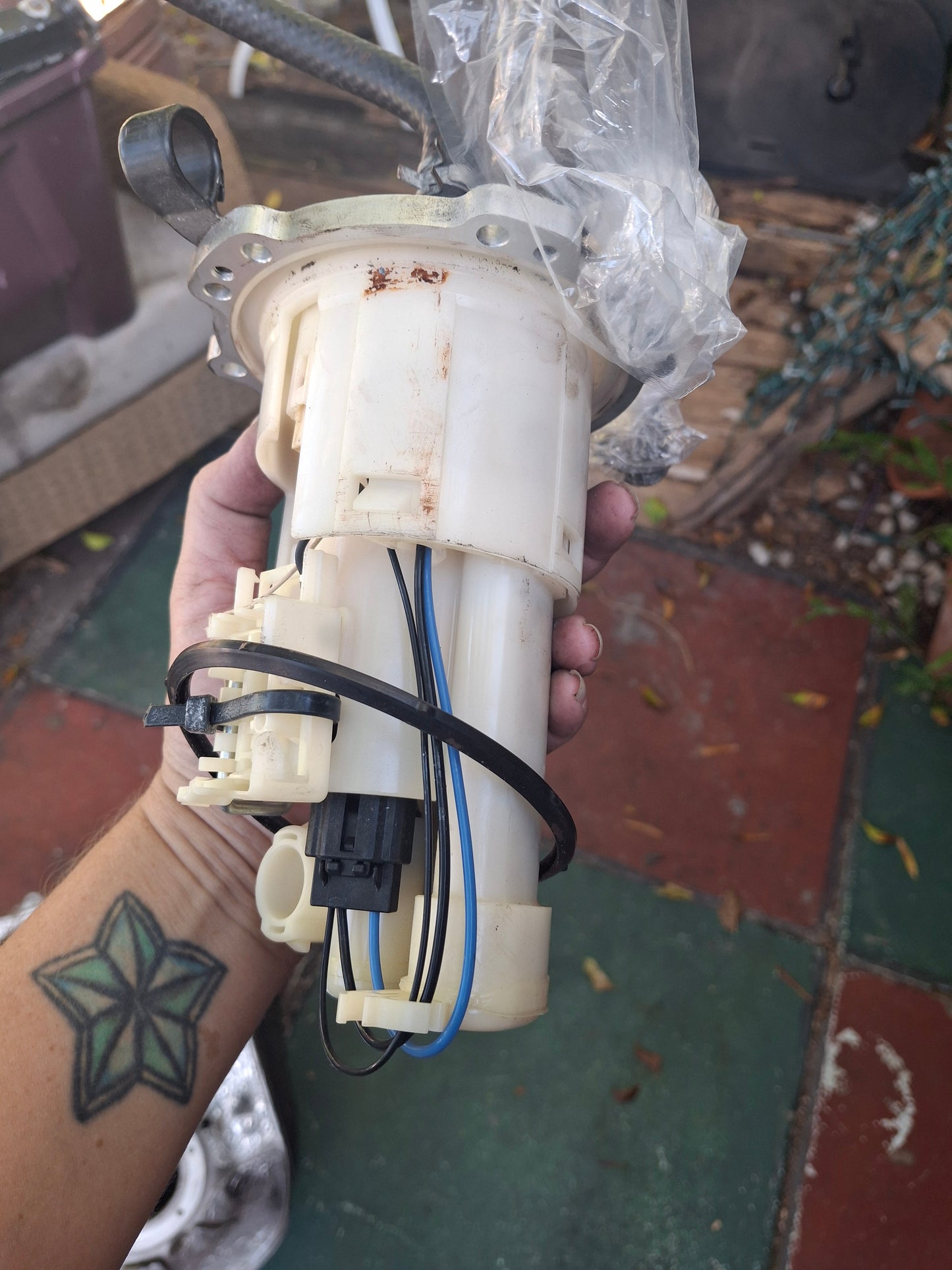 04-06 Yamaha R1 Fuel Pump with Metal Ring and Bolts YZF1000 05 5PW-13907-01