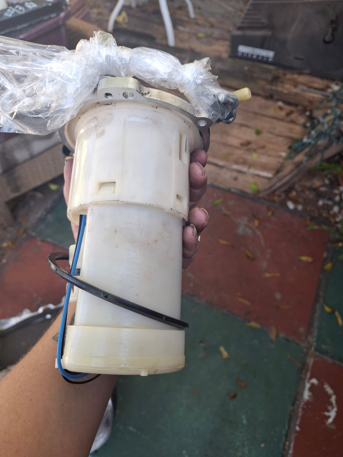 04-06 Yamaha R1 Fuel Pump with Metal Ring and Bolts YZF1000 05 5PW-13907-01