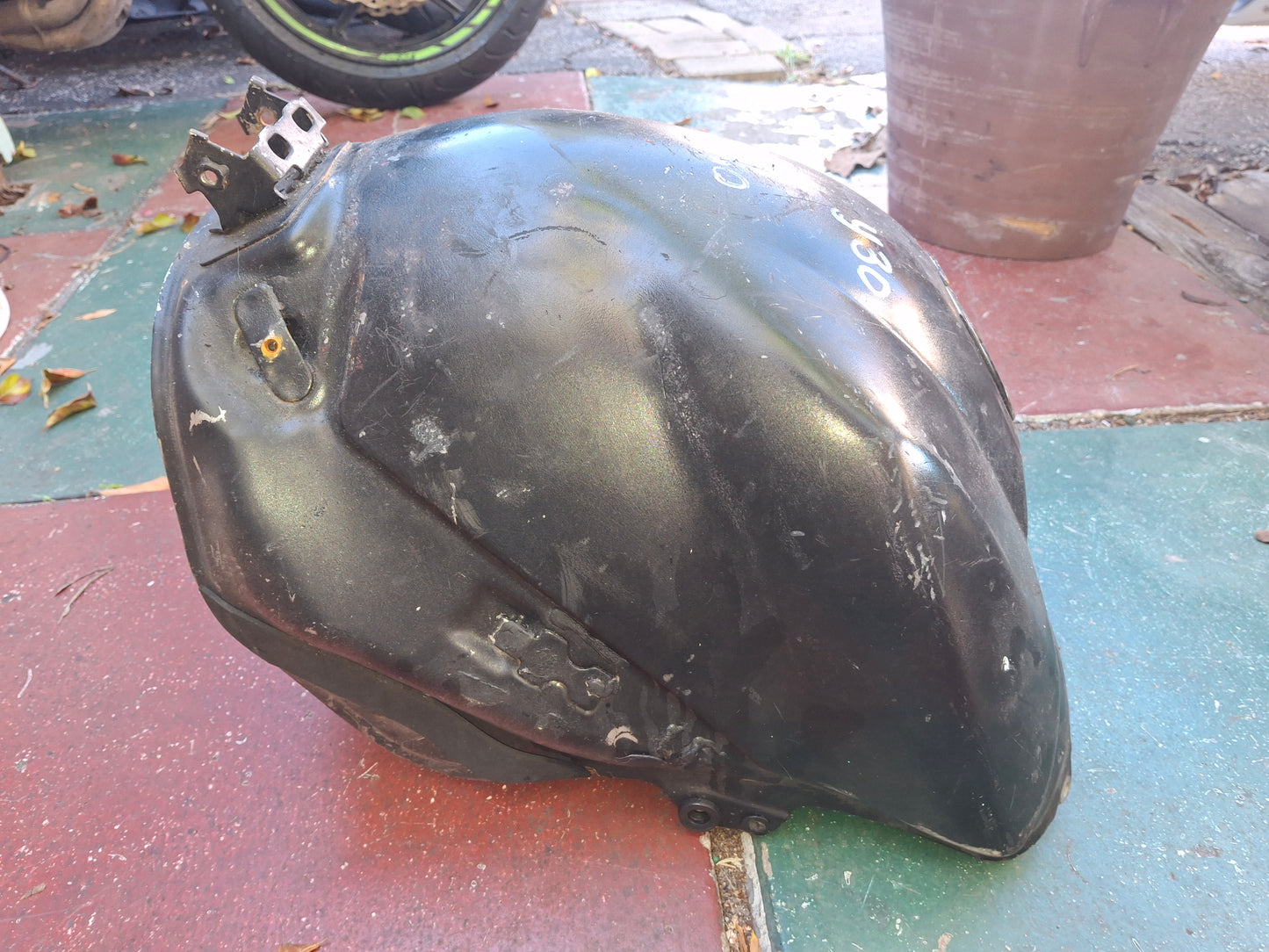 04-06 Yamaha R1 Gas Tank Fuel Petrol Cell YZF1000 YZF 1000 FREE SHIPPING