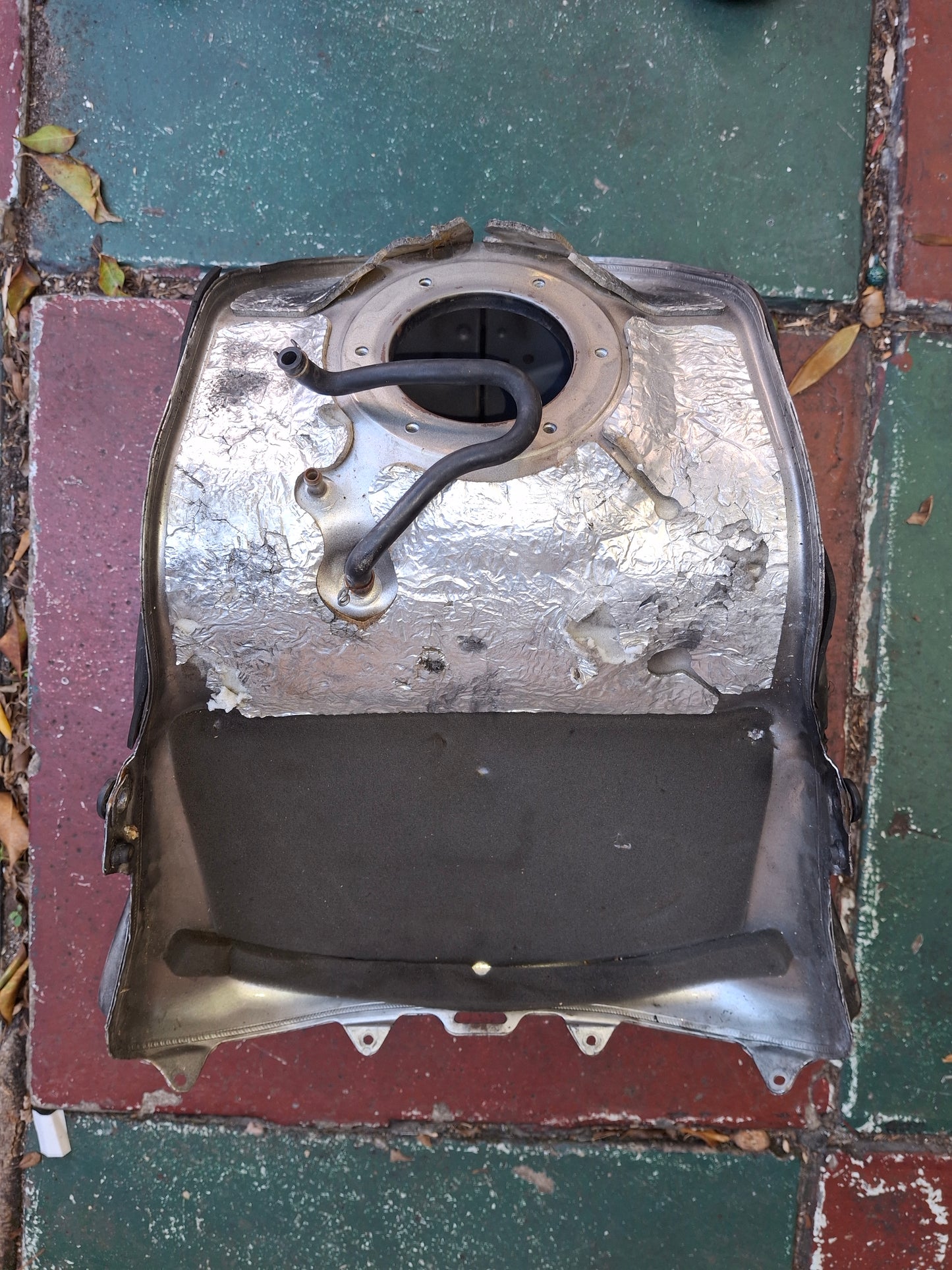 04-06 Yamaha R1 Gas Tank Fuel Petrol Cell YZF1000 YZF 1000 FREE SHIPPING