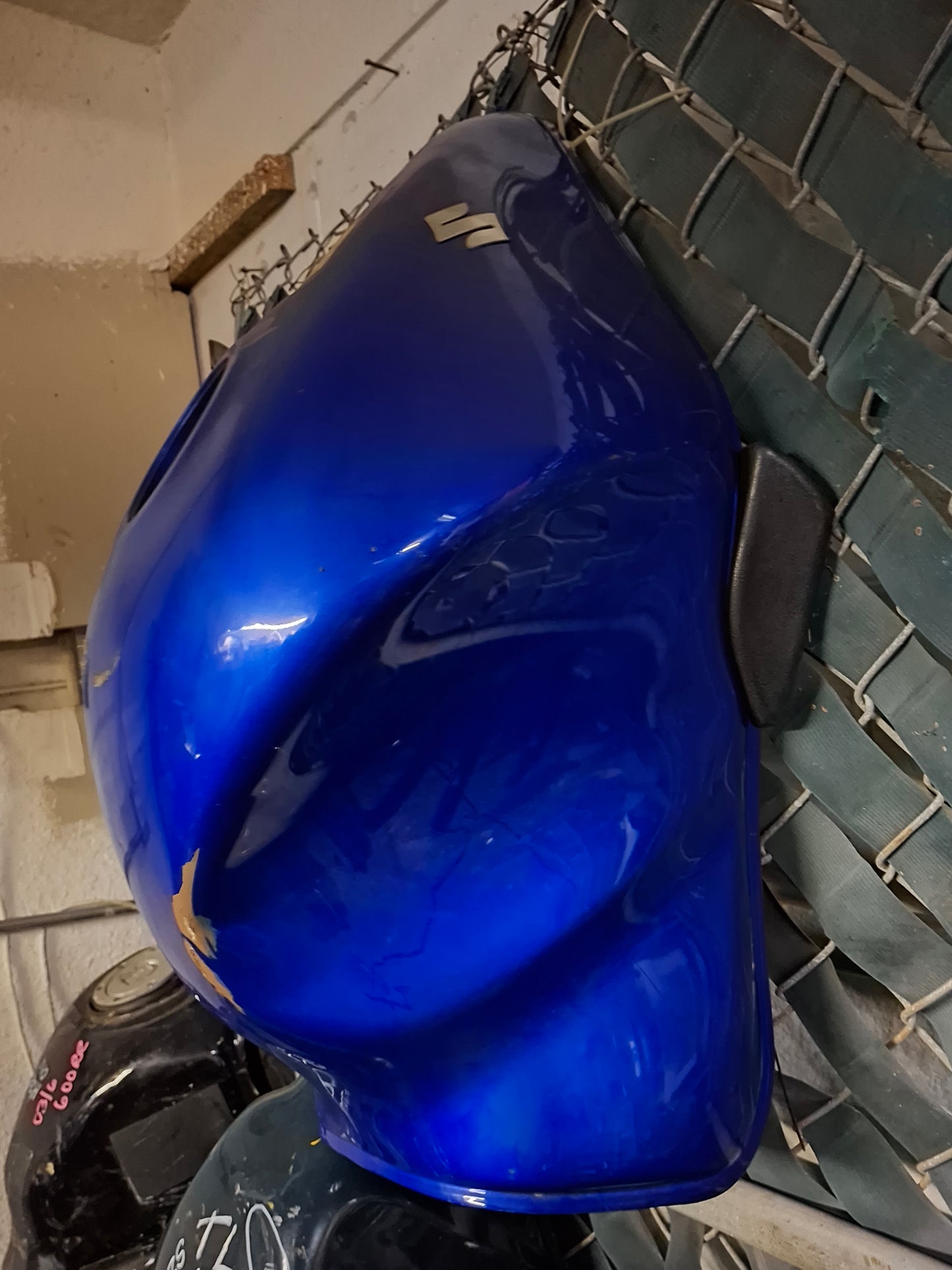 SOLD SOLD 01-07 Suzuki Hayabusa Gas Tank Generation 1 Busa Fuel Tank GSX1300R Petrol Cell