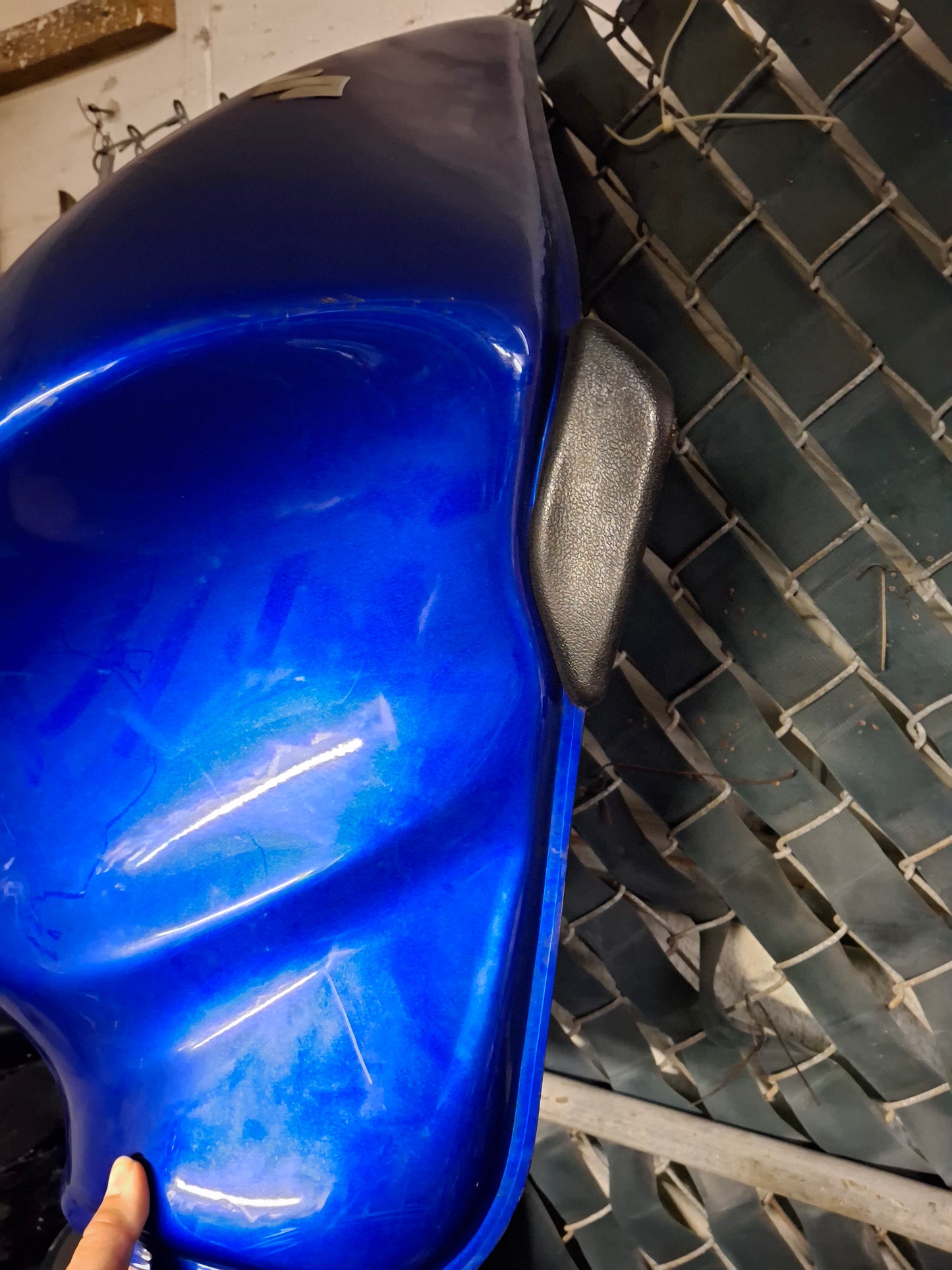 SOLD SOLD 01-07 Suzuki Hayabusa Gas Tank Generation 1 Busa Fuel Tank GSX1300R Petrol Cell