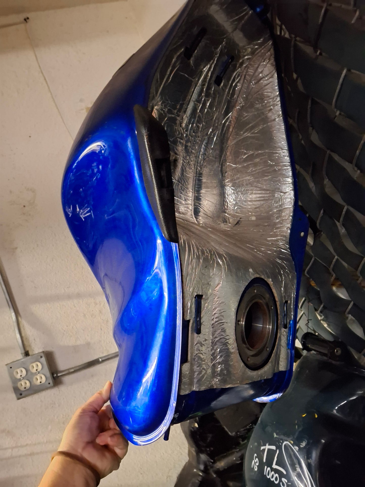 SOLD SOLD 01-07 Suzuki Hayabusa Gas Tank Generation 1 Busa Fuel Tank GSX1300R Petrol Cell