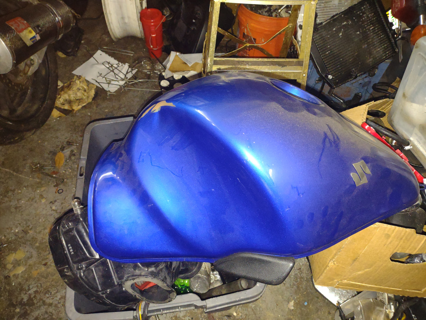 SOLD SOLD 01-07 Suzuki Hayabusa Gas Tank Generation 1 Busa Fuel Tank GSX1300R Petrol Cell