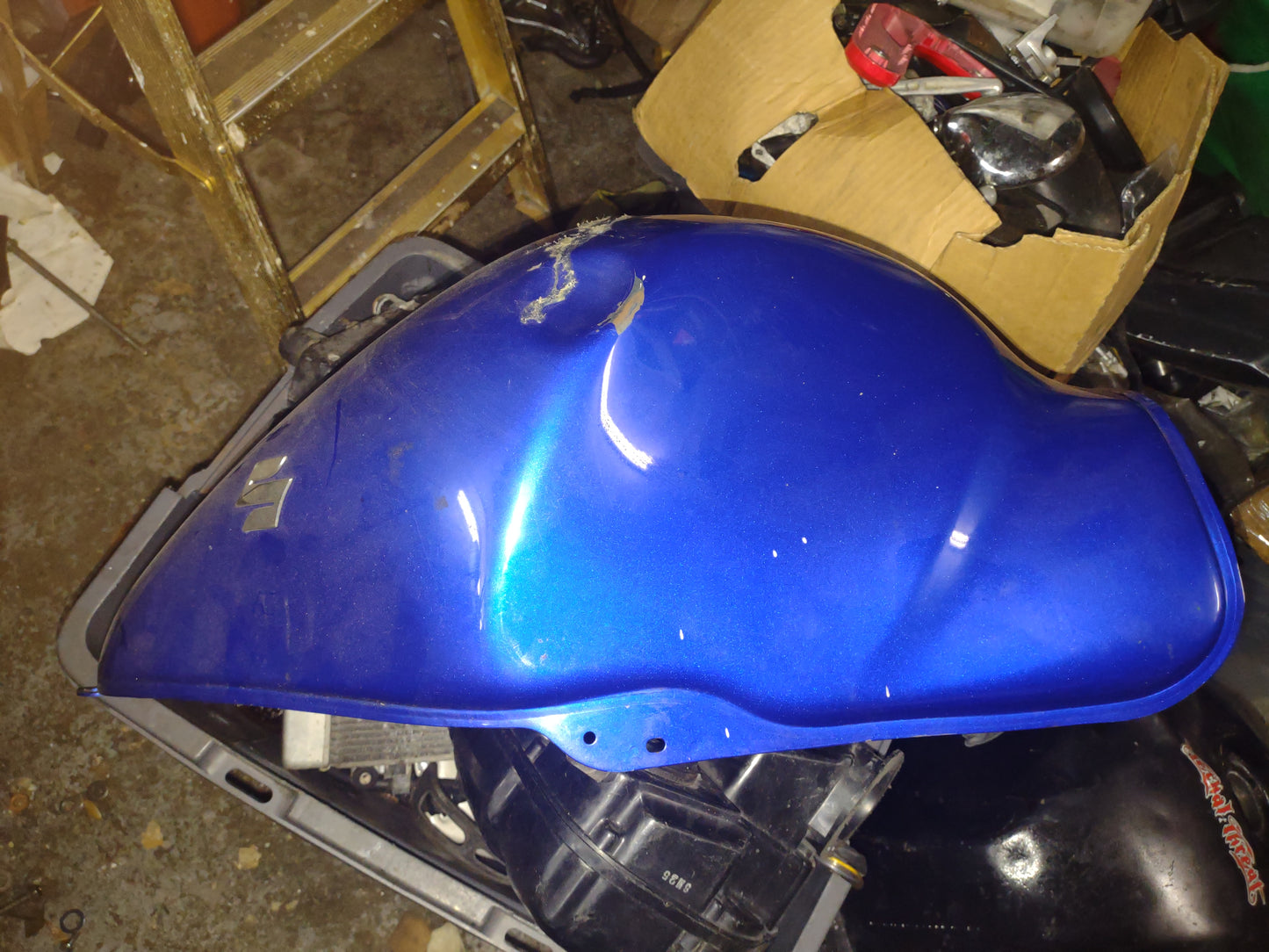 SOLD SOLD 01-07 Suzuki Hayabusa Gas Tank Generation 1 Busa Fuel Tank GSX1300R Petrol Cell